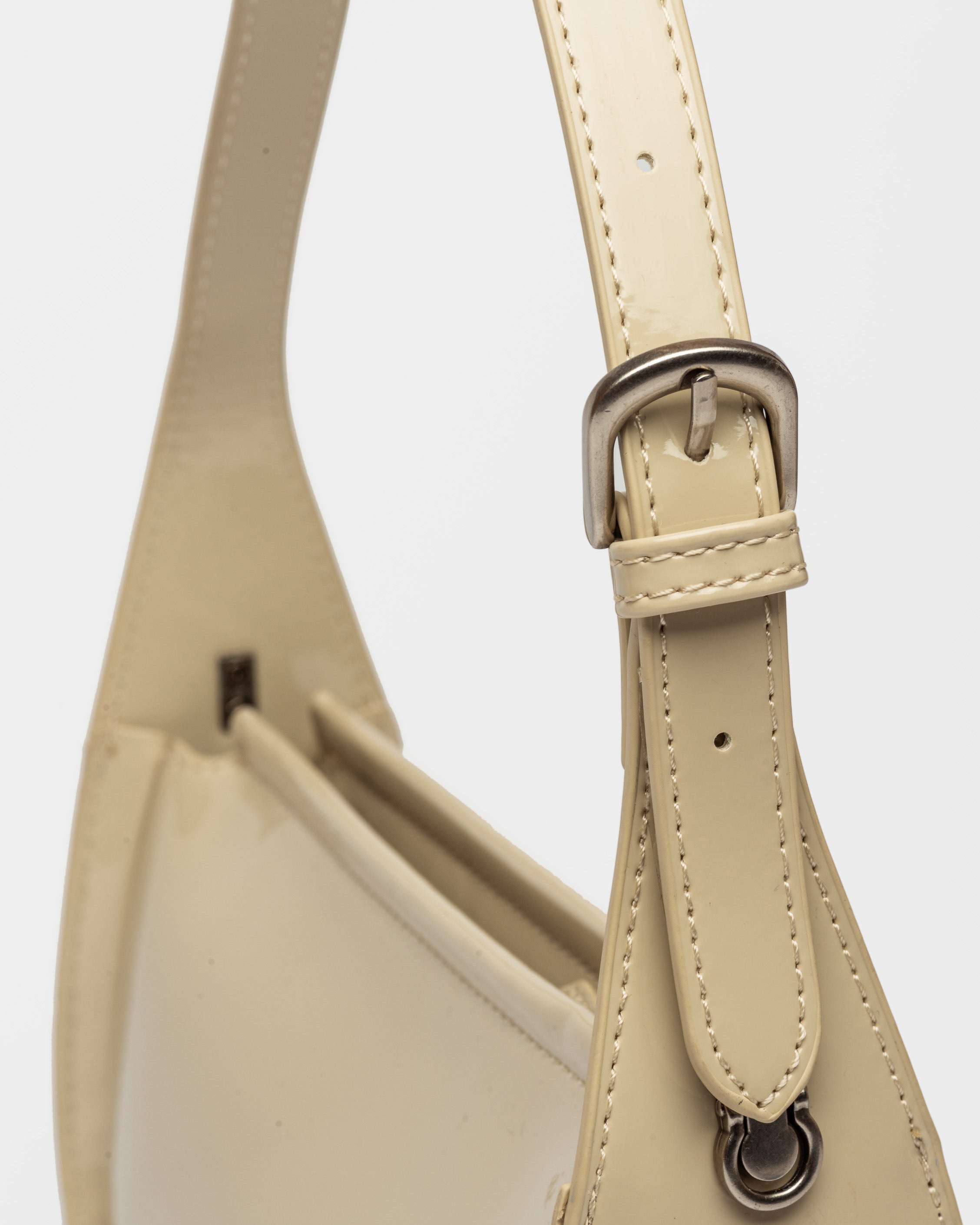 Cartera al hombro Leaf en efecto cuero charol