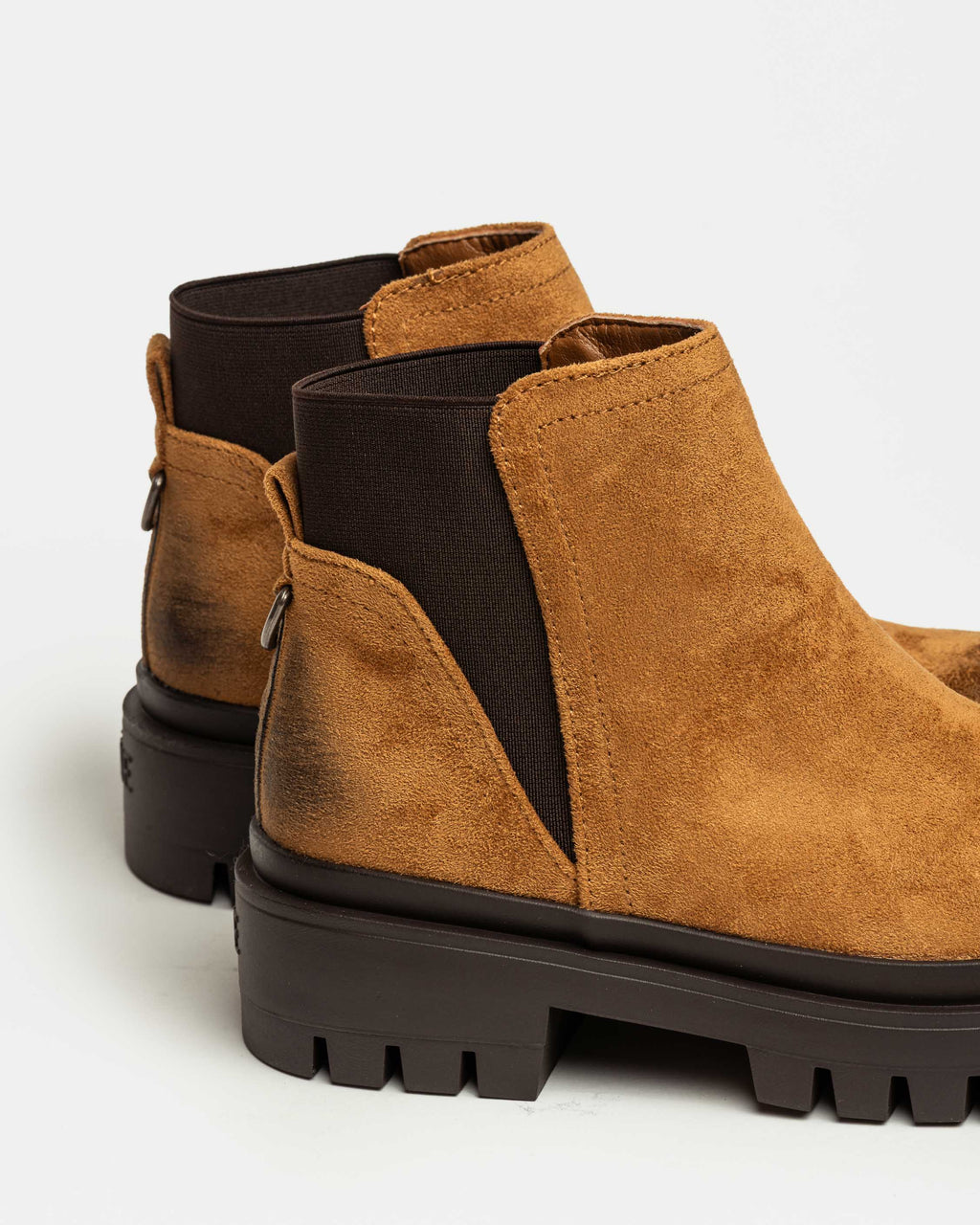 Bota caña baja Scott en efecto gamuza