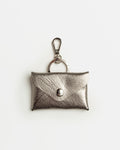 Llavero Charm Mila en cuero graneado metalizado