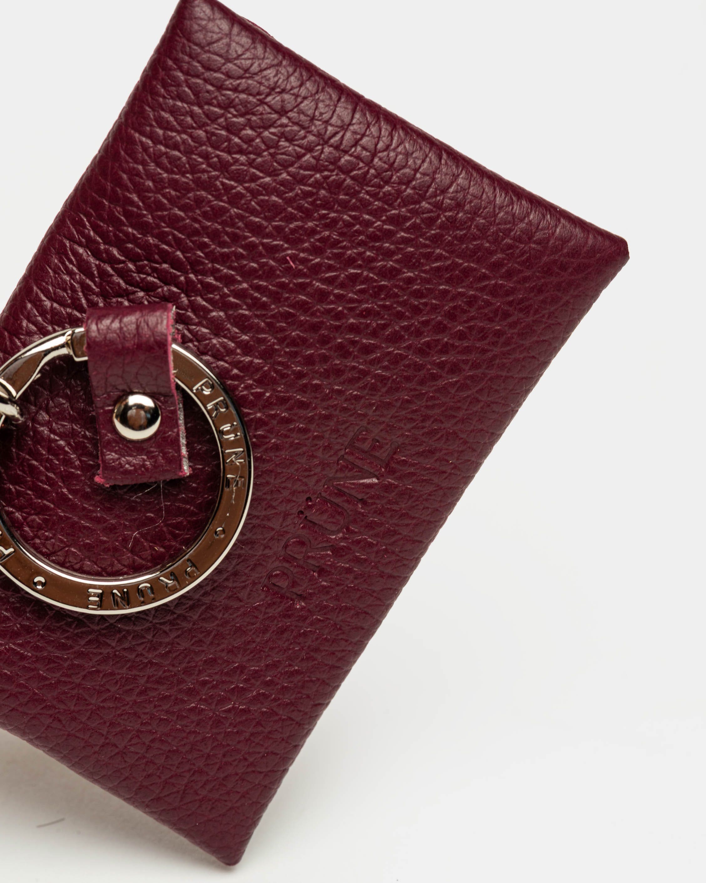 Llavero Charm Mila en cuero graneado