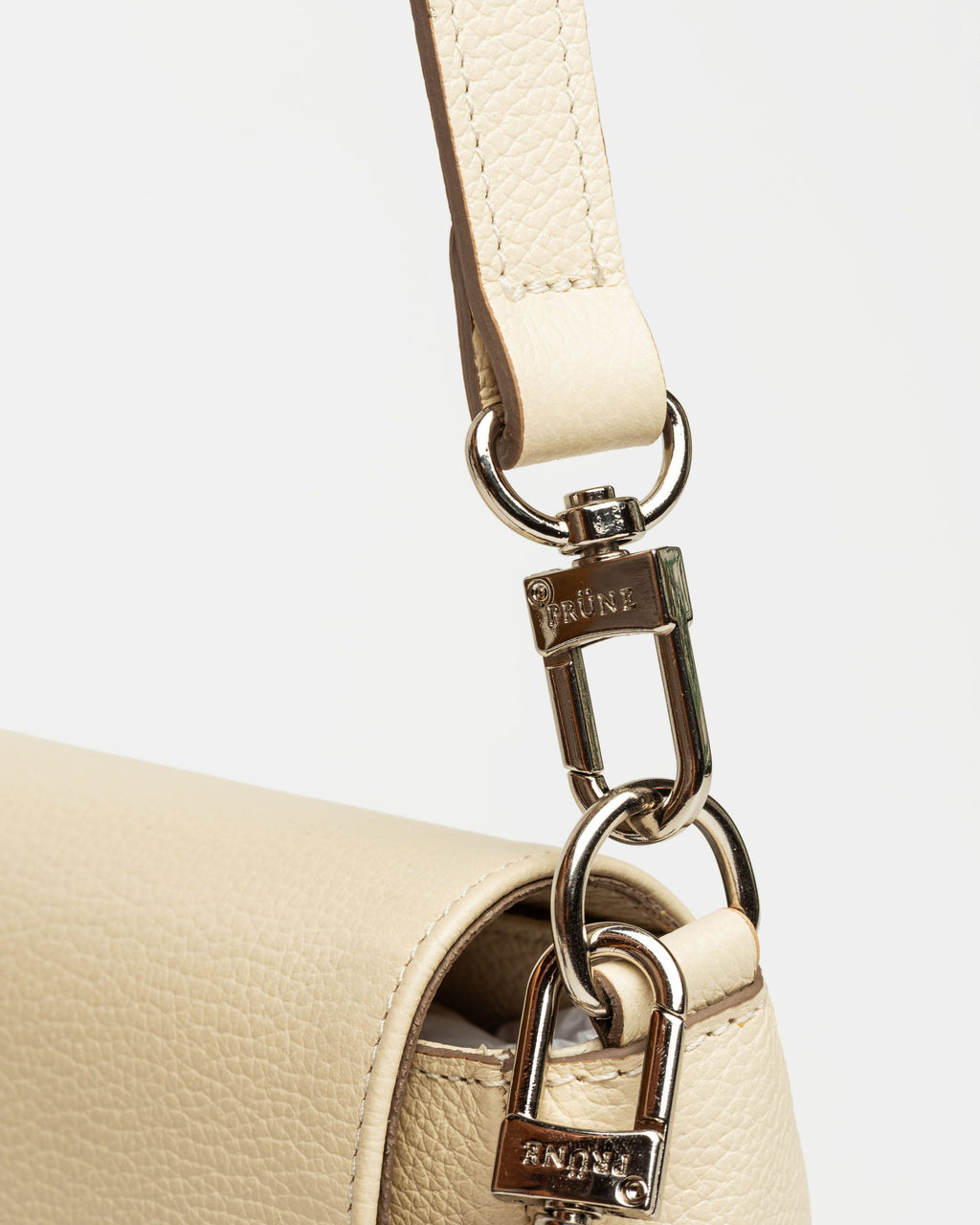 Cartera al hombro Signature en cuero graneado