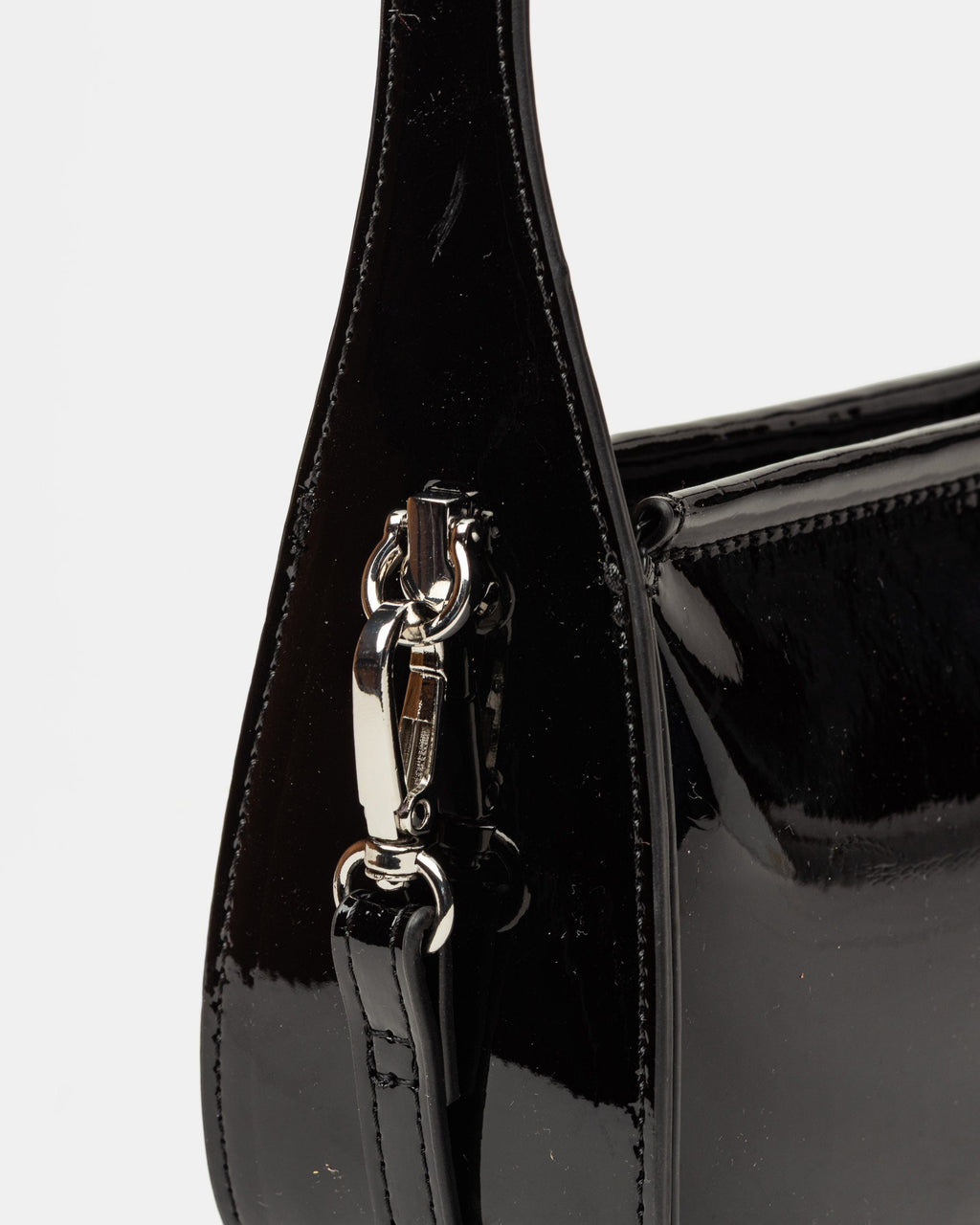 Cartera al hombro Leaf en efecto cuero charol