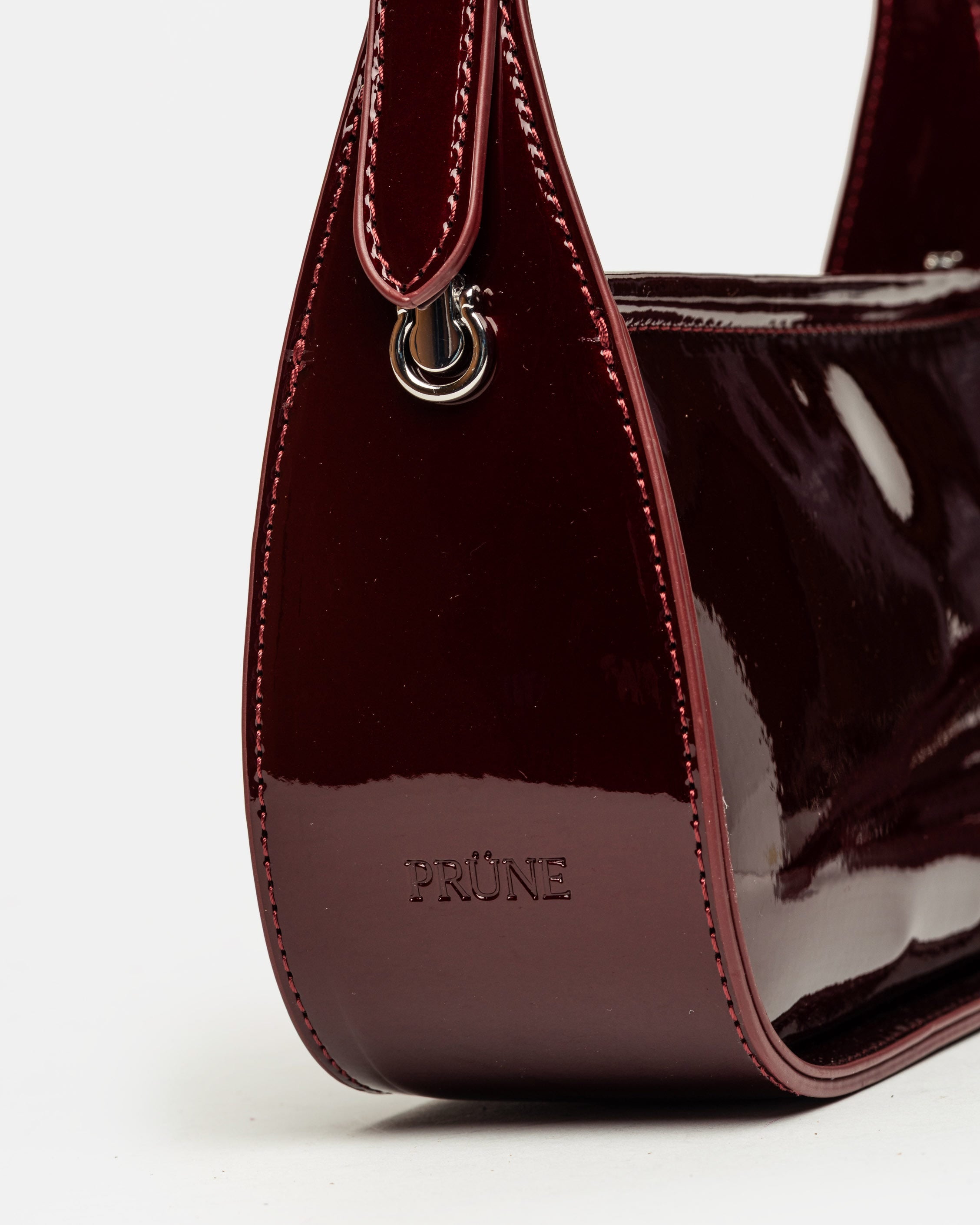 Cartera al hombro Leaf en efecto cuero charol