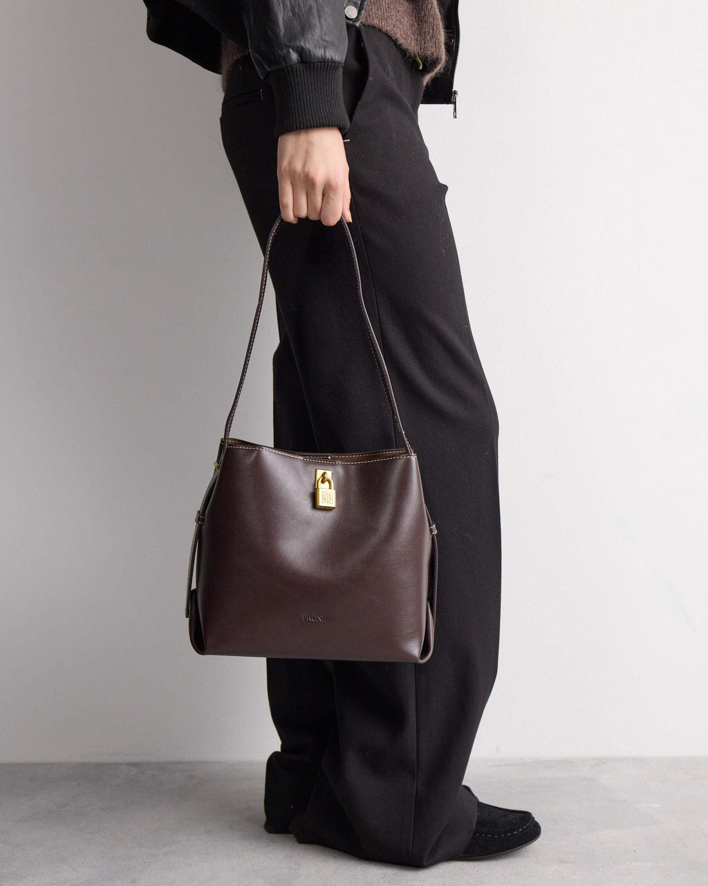 Cartera al hombro The Lock en efecto cuero liso