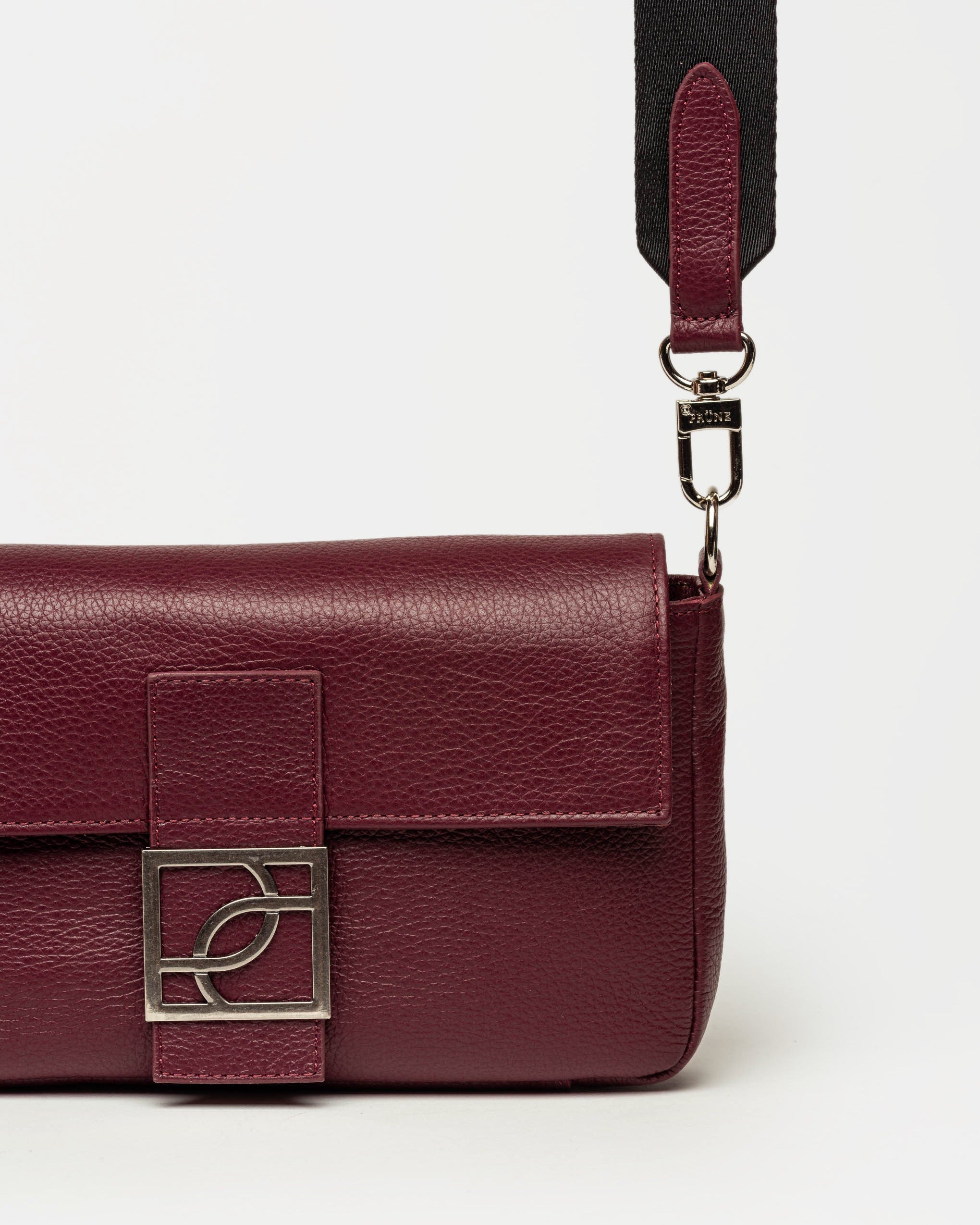 Cartera al hombro Signature en cuero graneado