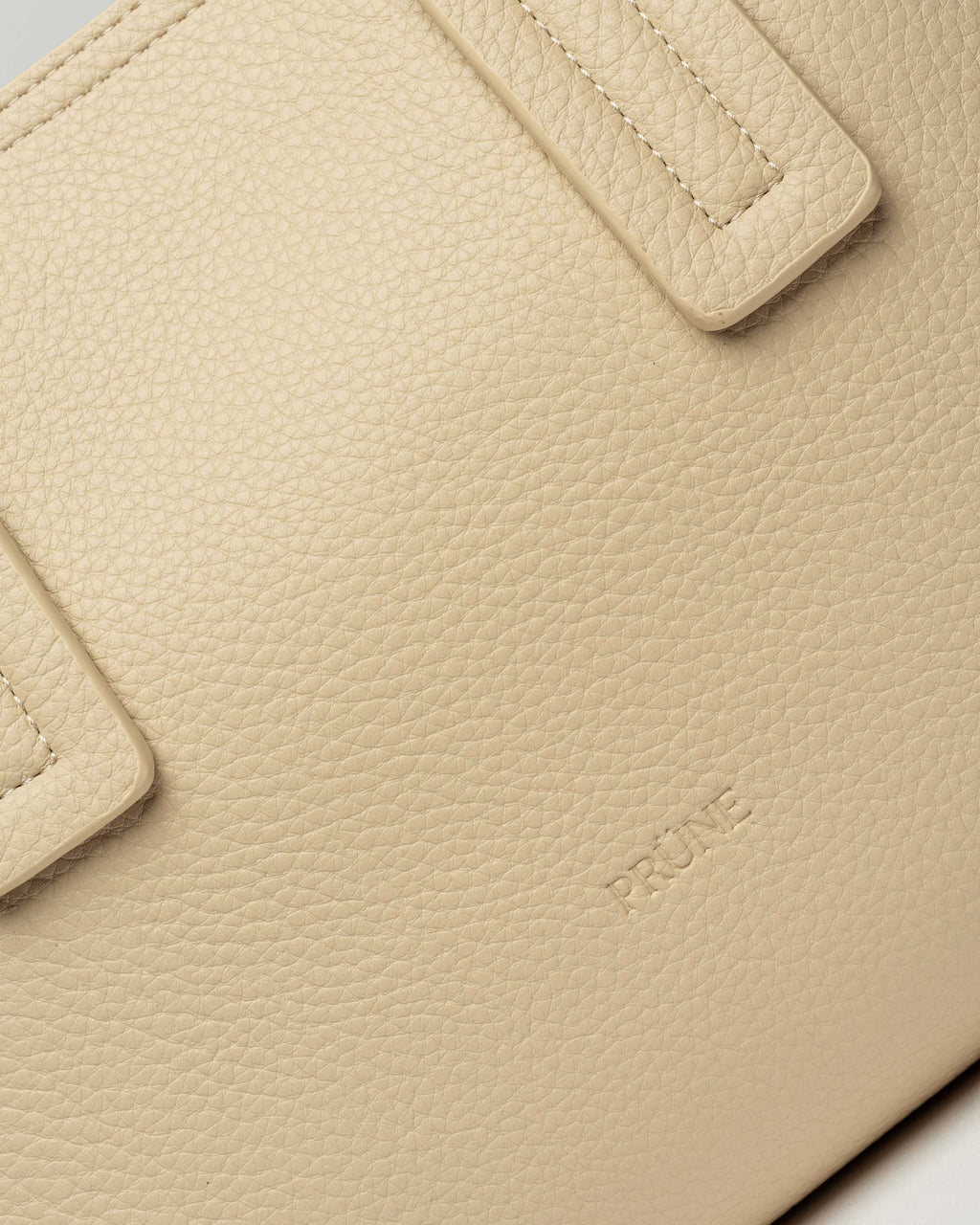 Cartera de Mano Gaia en Efecto Cuero Graneado