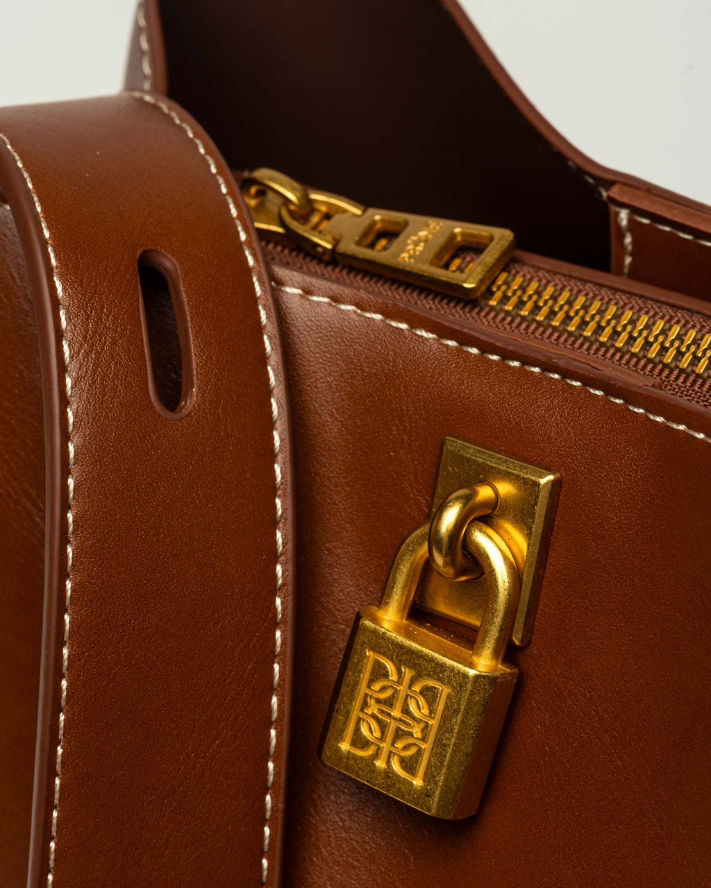Cartera al hombro The Lock en efecto cuero liso
