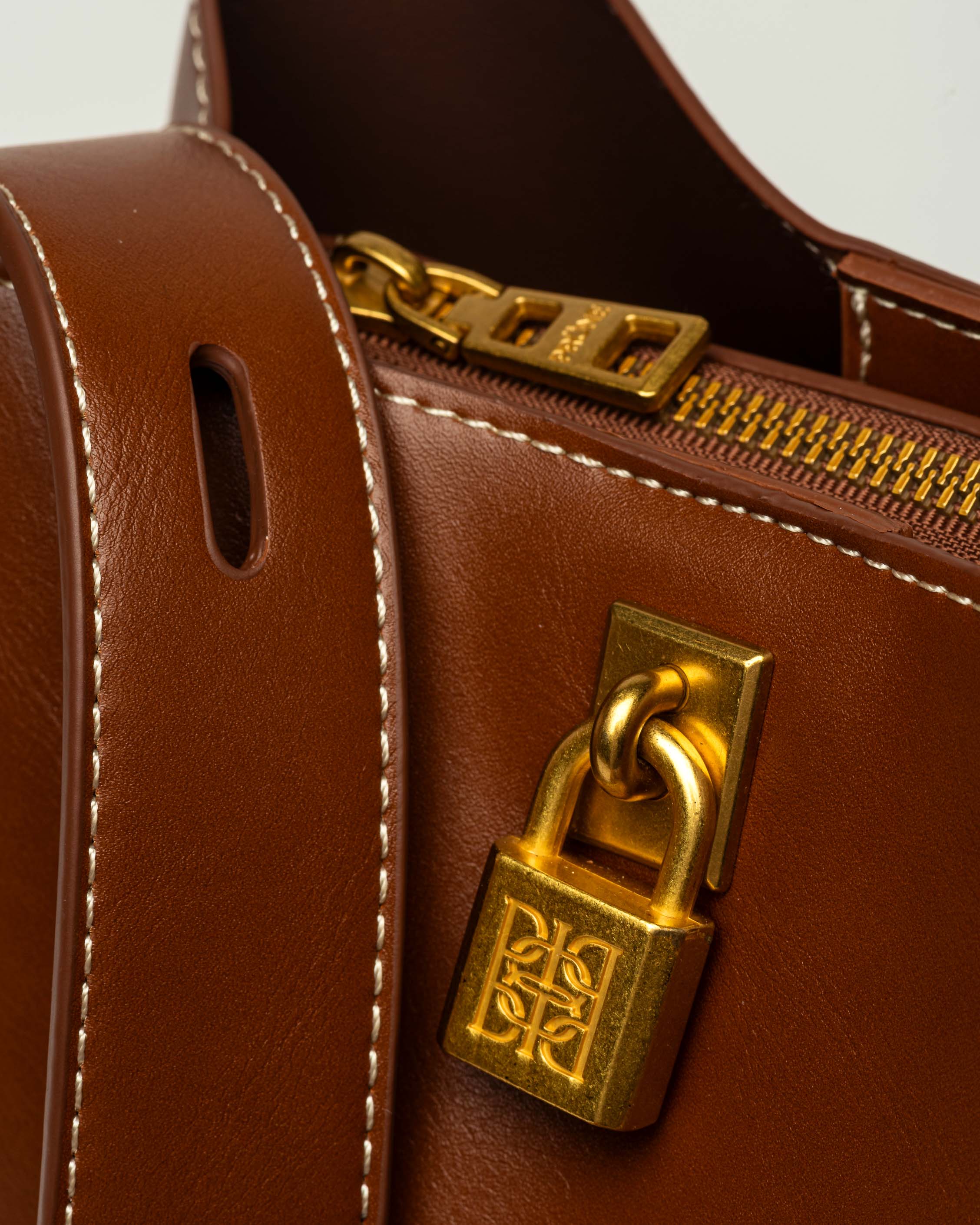 Cartera al hombro The Lock en efecto cuero liso