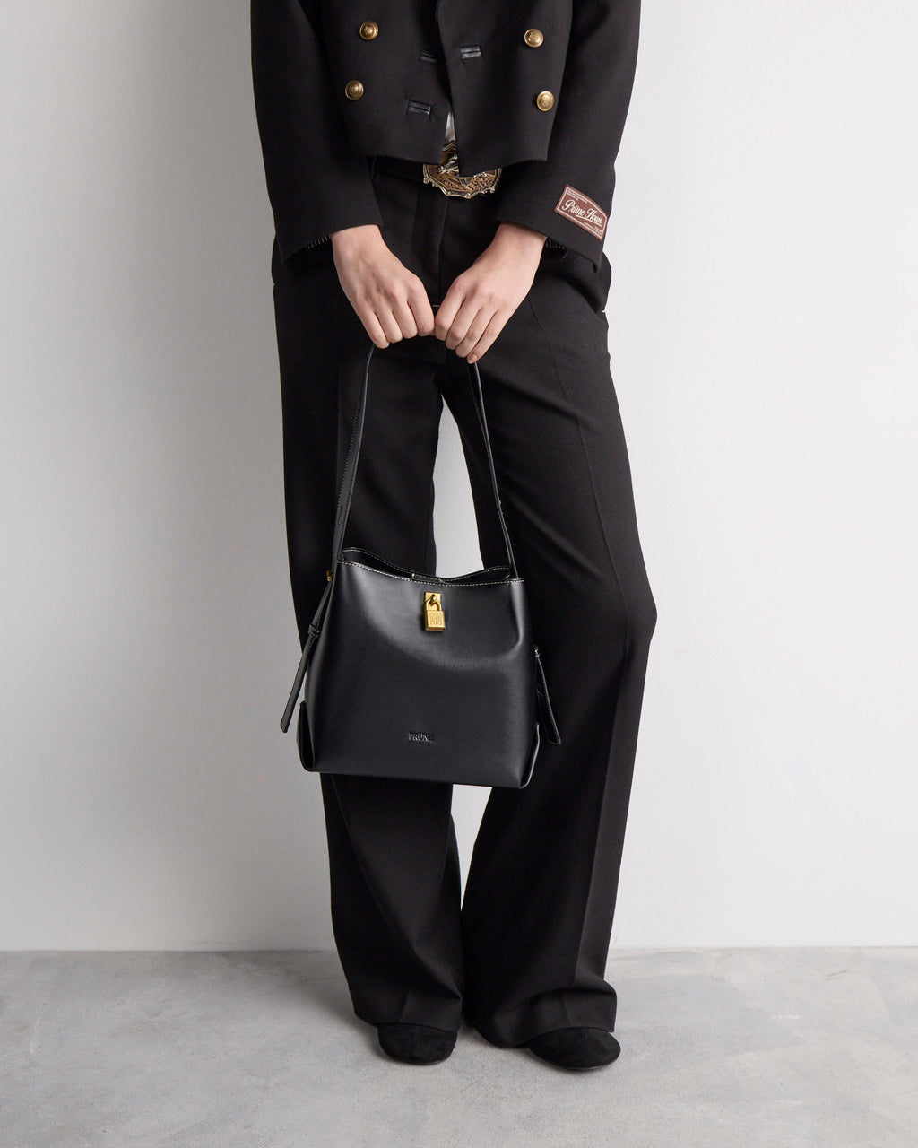 Cartera al hombro The Lock en efecto cuero liso